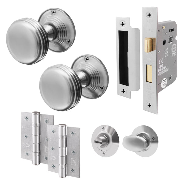 Victorian Ringed Satin Chrome Mortice Door Knob Kit - 80mm Bathroom Lock - 76mm Hinges - tradefit - Featured Image
